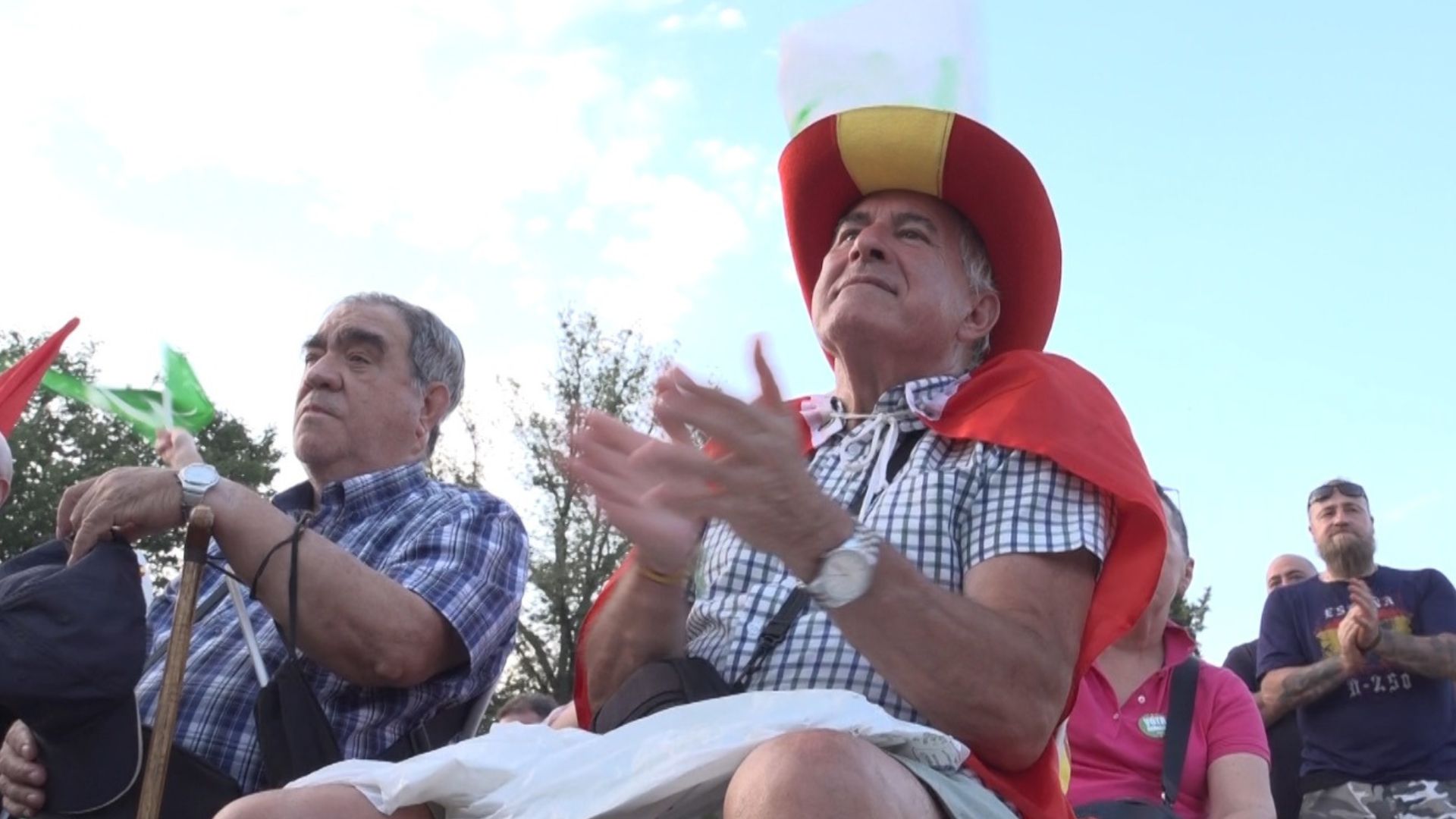 An elderly supporter applauds Abascal at his Toledo rally. /CGTN