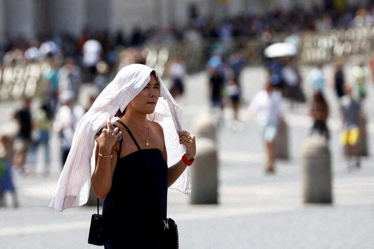 Humidity during heatwaves can overwhelm the body. If the heat overwhelms these temperature regulators, it can cause symptoms such as fatigue, headaches, fever and disturbed sleep. /Remo Casilli/Reuters