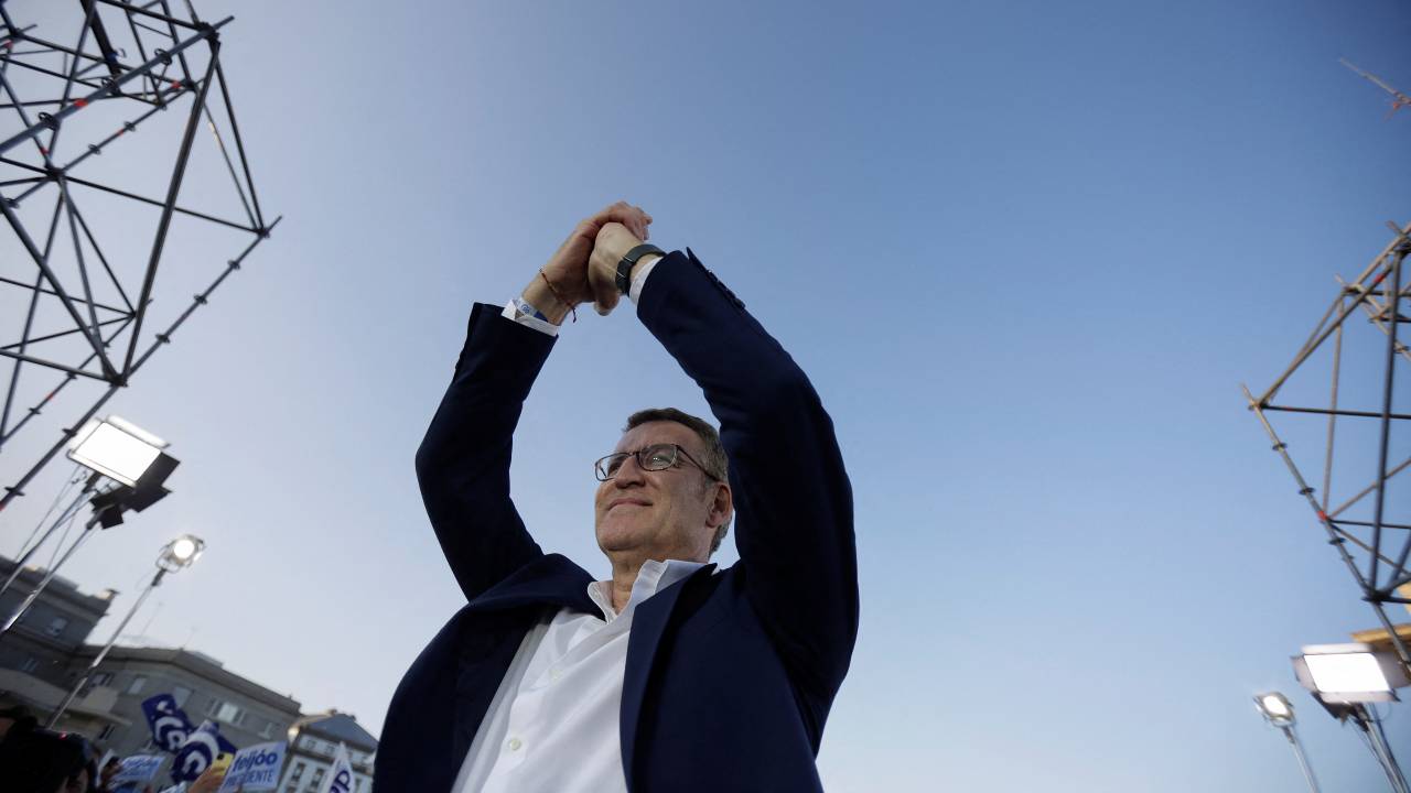 Spain's opposition People's Party leader Alberto Nunez Feijoo gestures during a campaign closing rally in A Coruna. /Miguel Vidal/Reuters