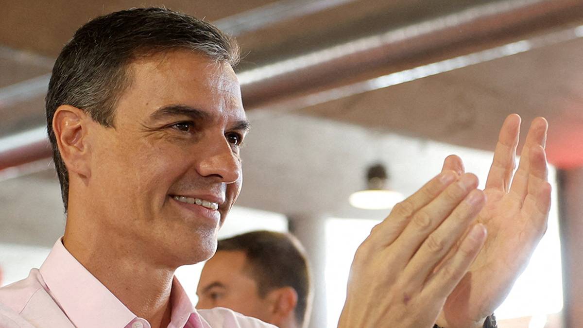 Spain's Socialist leader Pedro Sanchez claps hands during the opening campaign rally in Madrid. /Juan Medina/Reuters