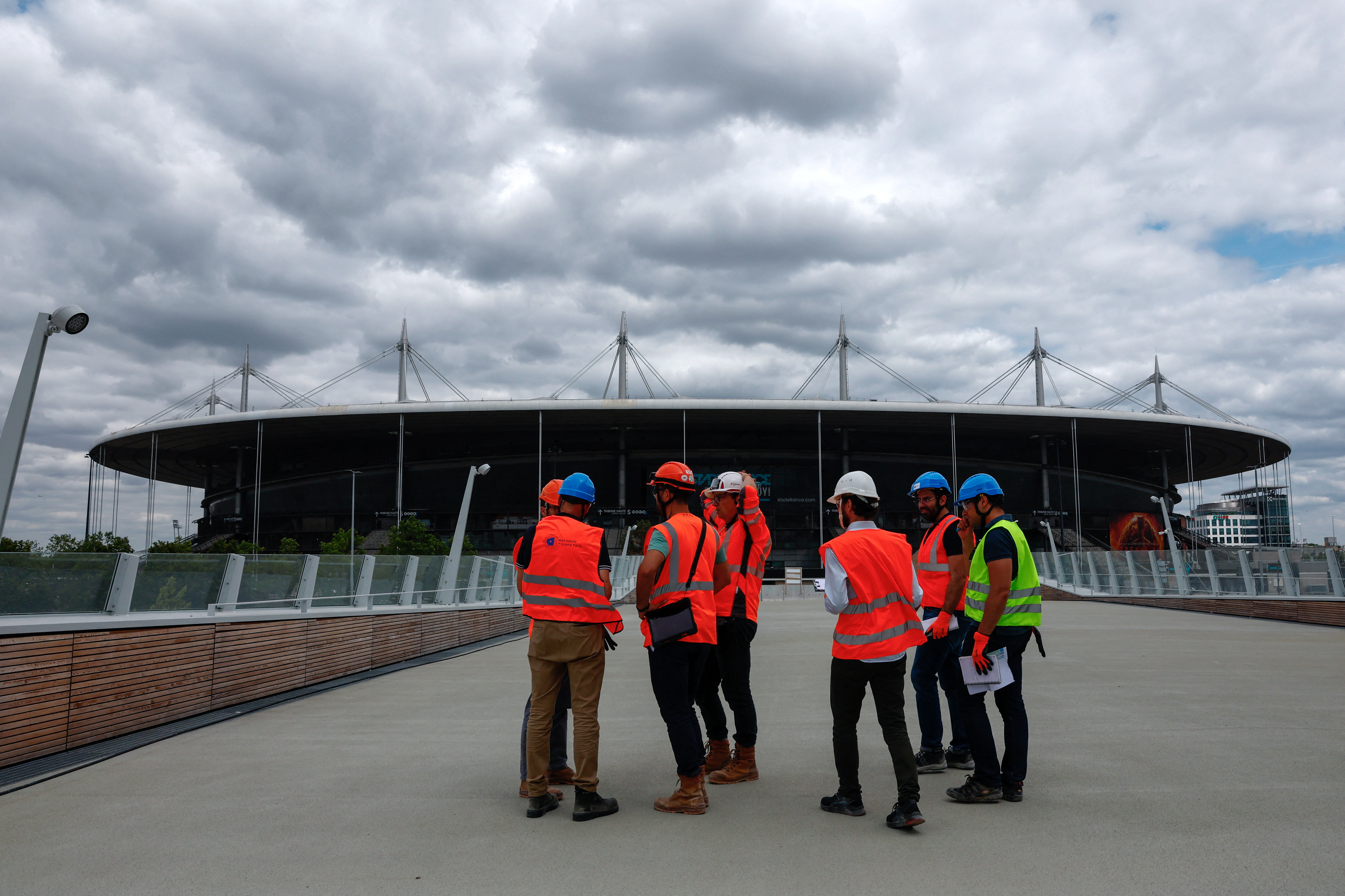 Workers stand at the Olympic Aquatics Centre construction site near the Stade de France stadium. /Gonzalo Fuentes/Reuters