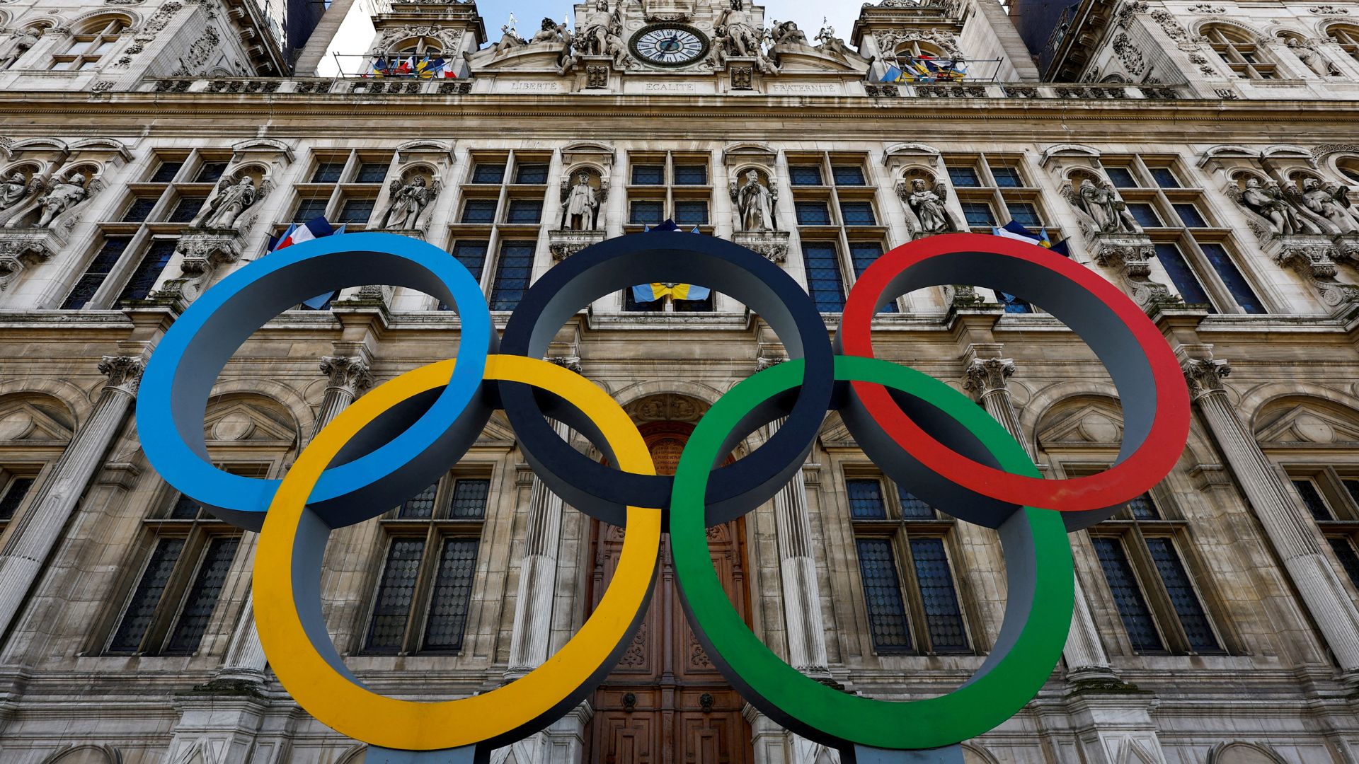 The Olympic rings are seen in front of the Hotel de Ville City Hall in Paris. /Gonzalo Fuentes/Reuters