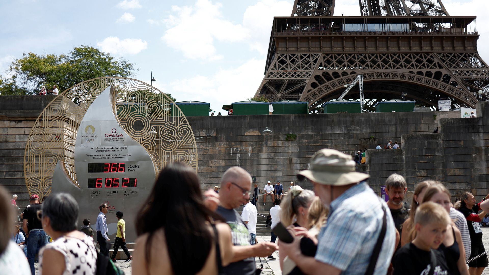  People stand in front of the Olympic countdown clock. /Benoit Tessier/Reuters