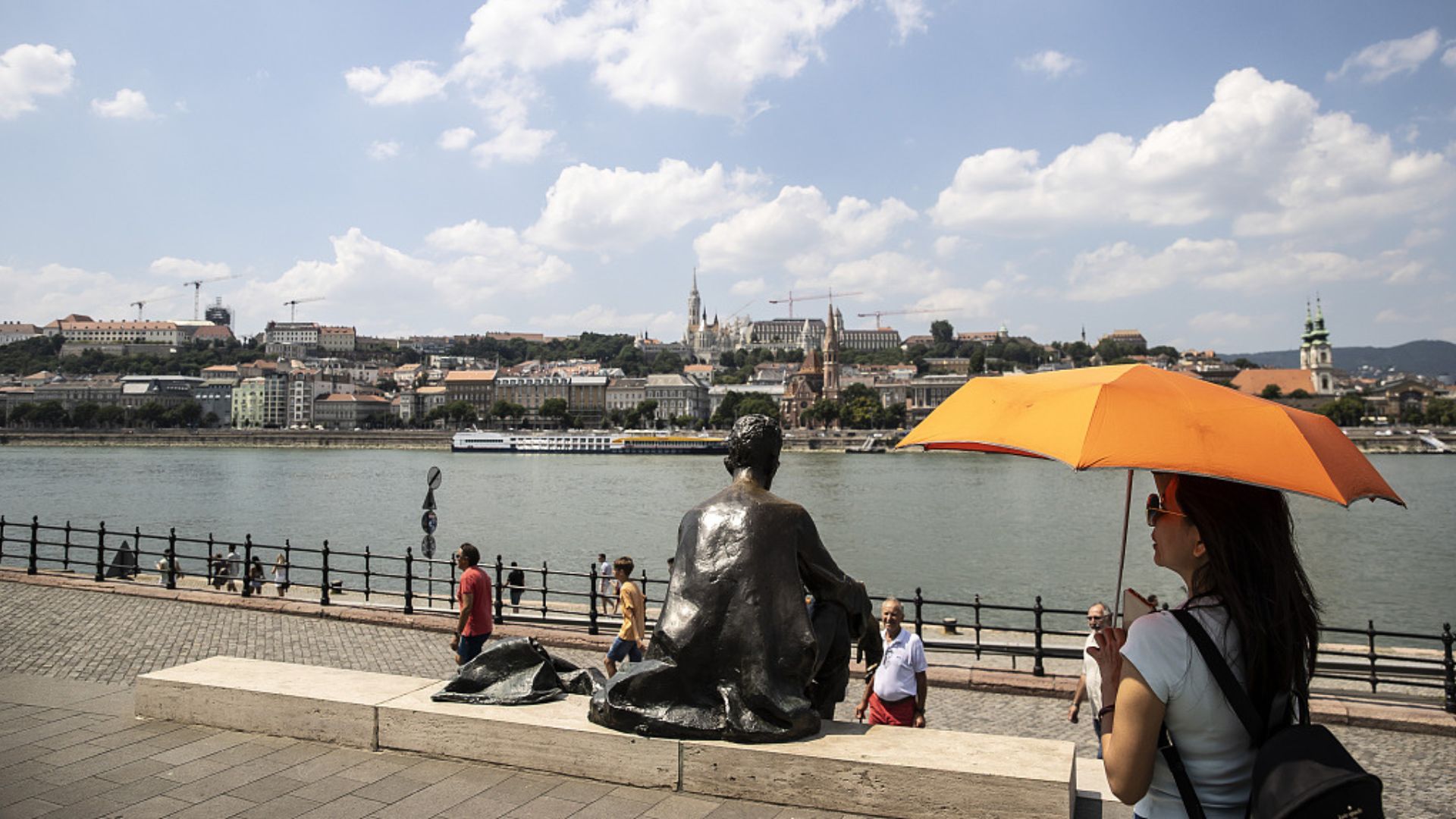 A tourist strolls through Budapest as temperatures soar. /Arpad Kurucz/Anadolu Agency/Getty