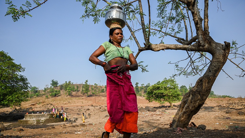 A woman carries a pitcher full of drinking water in Chintaman Wadi village in the western Indian state of Maharashtra. /Sankhadeep Banerjee/NurPhoto via Getty Images/CFP

