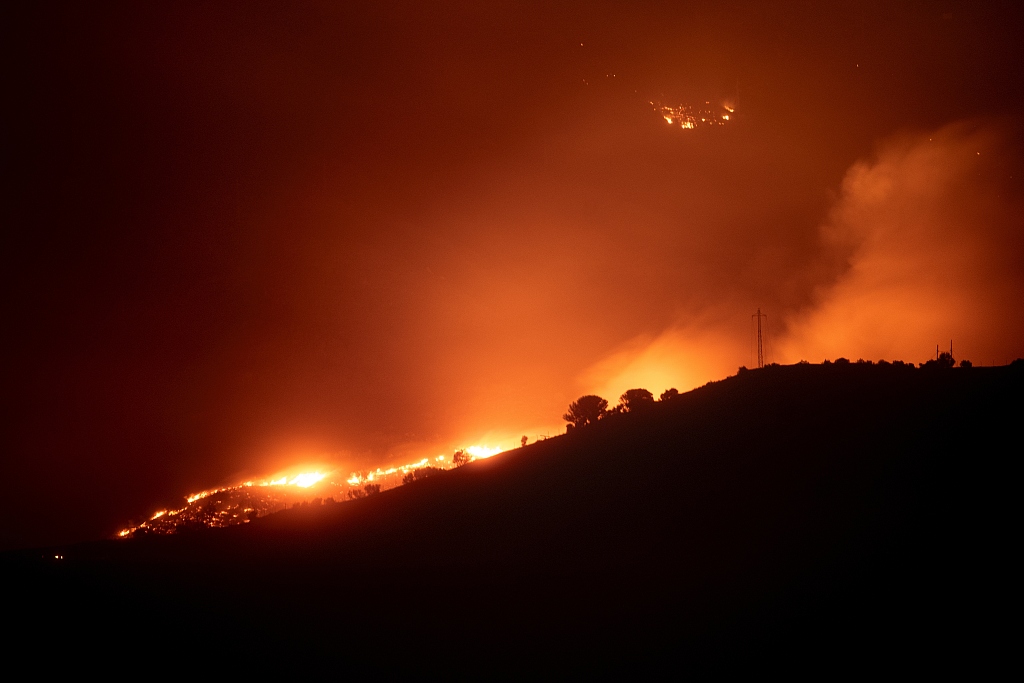 Wildfire spreading on the border between Spain and France. Lorena Sopena/ Europa Press via Getty Images /CHP.CN
