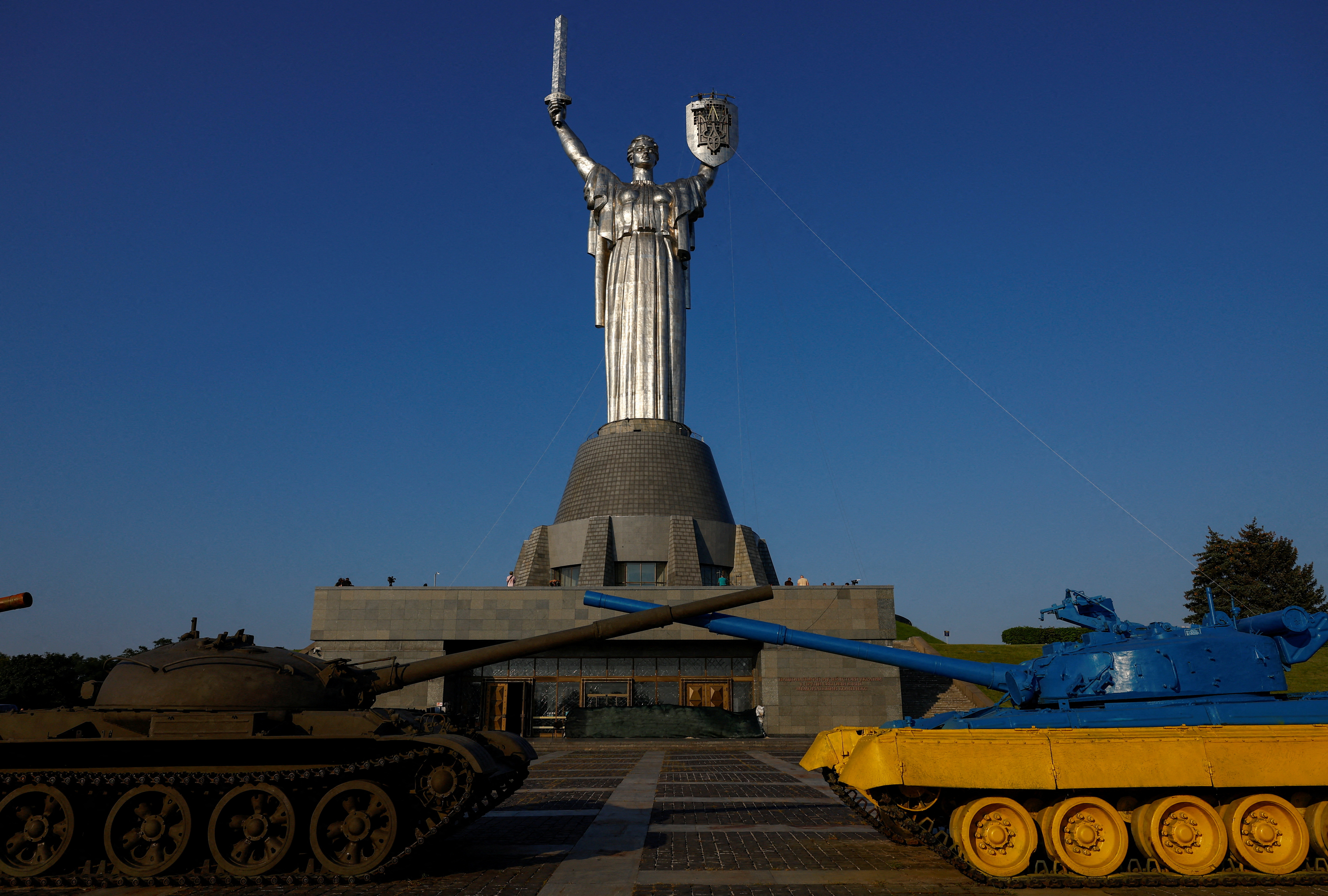 A Ukrainian national emblem has been mounted to the shield of the 'Motherland' monument, replacing the Soviet one. /Valentyn Ogirenko/Reuters