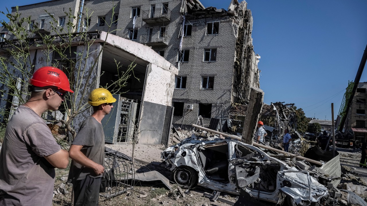 Rescue workers at the site of a building destroyed during a Russian missile strike in Pokrovsk, Donetsk region, Ukraine. /Viacheslav Ratynskyi/Reuters