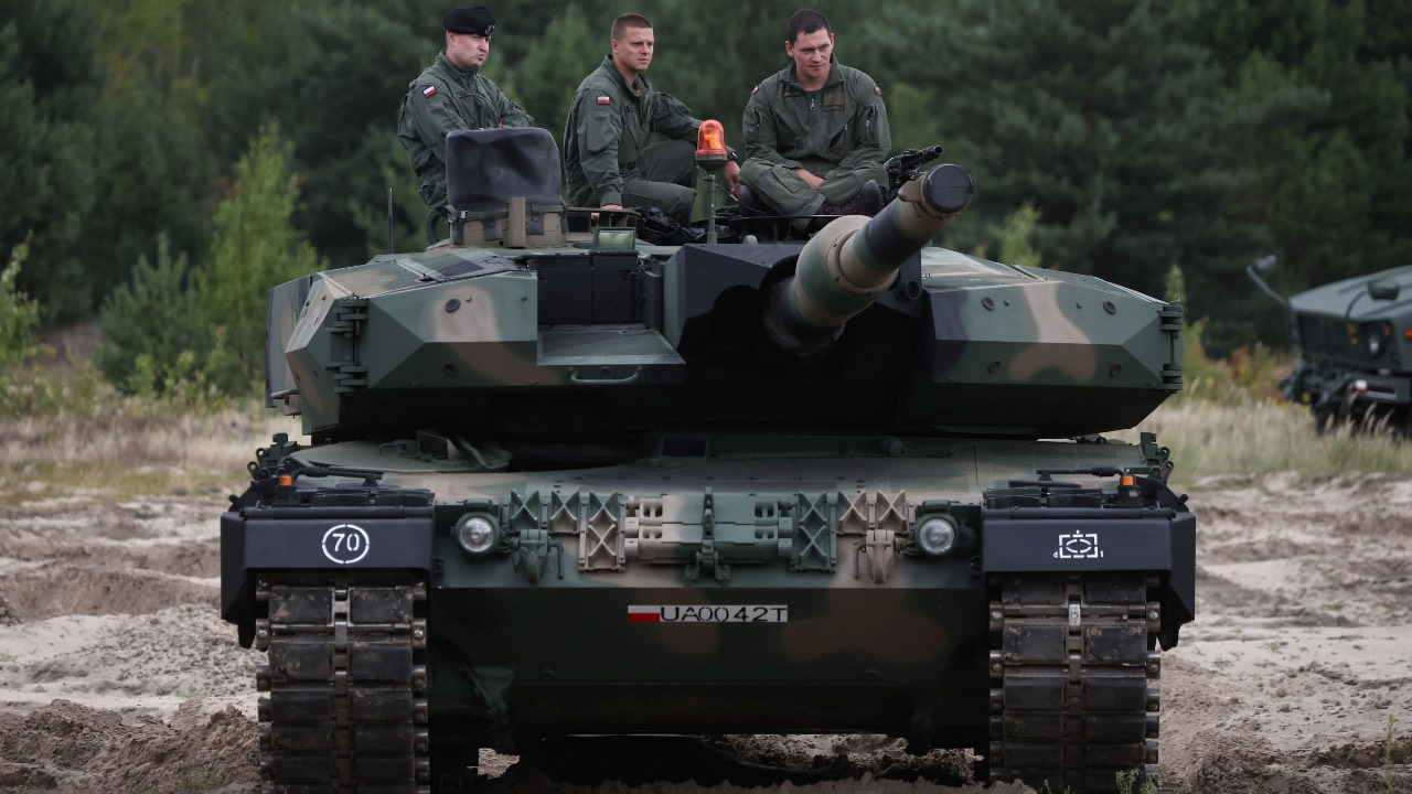 Polish soldiers sit on a Leopard 2PL tank at Wesola military base in Warsaw, Poland. /Kacper Pempel/Reuters