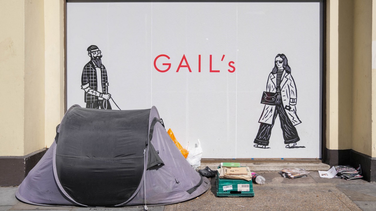 A homeless person's tent is seen in front of Gail's cafe in London. /Maja Smiejkowska/Reuters