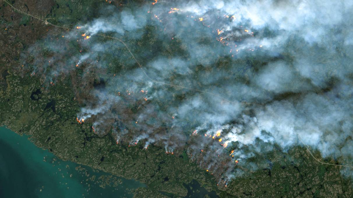  A satellite image shows wildfires burning near Yellowknife, Northwest Territories, Canada. /Maxar Technologies/Reuters