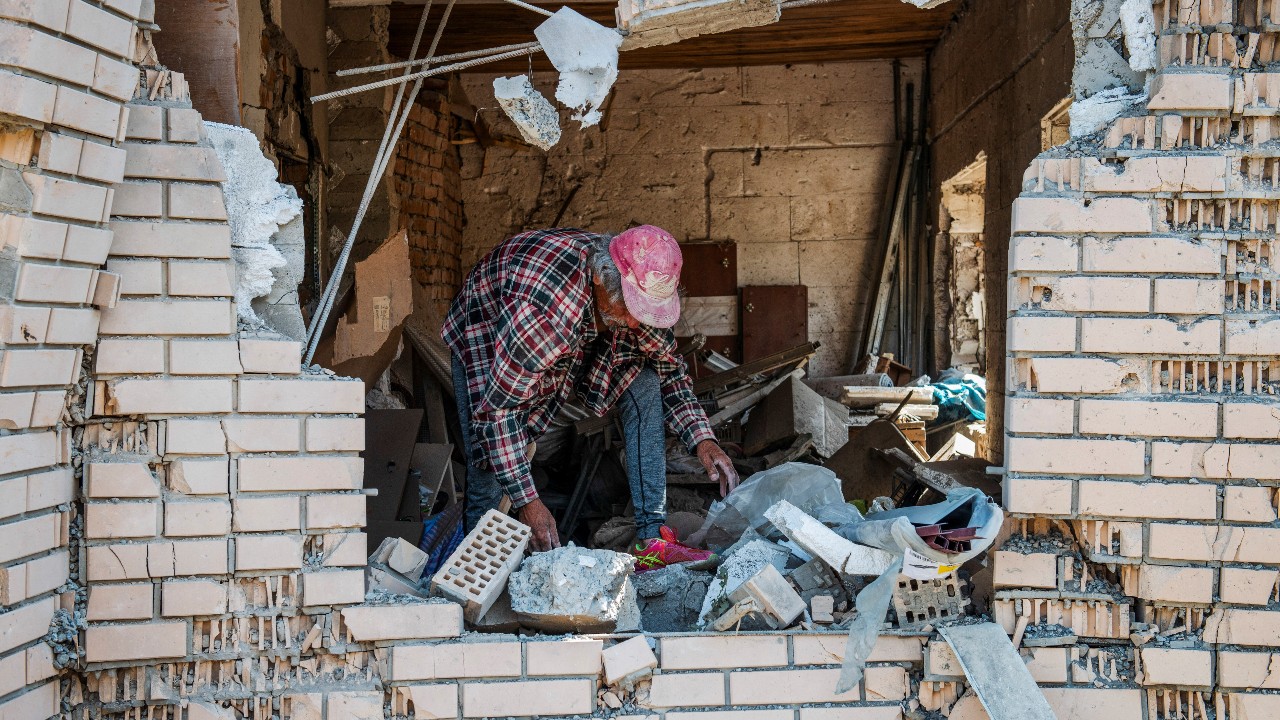 A resident searches for belongings in the ruins of his house destroyed in a Russian missile strike in Kyiv /Danylo Antoniuk/Reuters