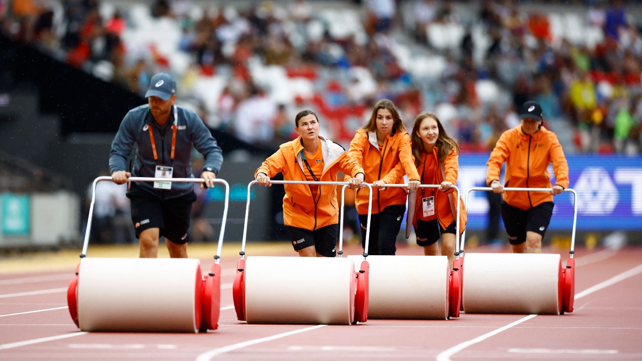Volunteers are seen working on the track before the start of the World Athletics Championship / Sarah Meyssonnier/Reuters
