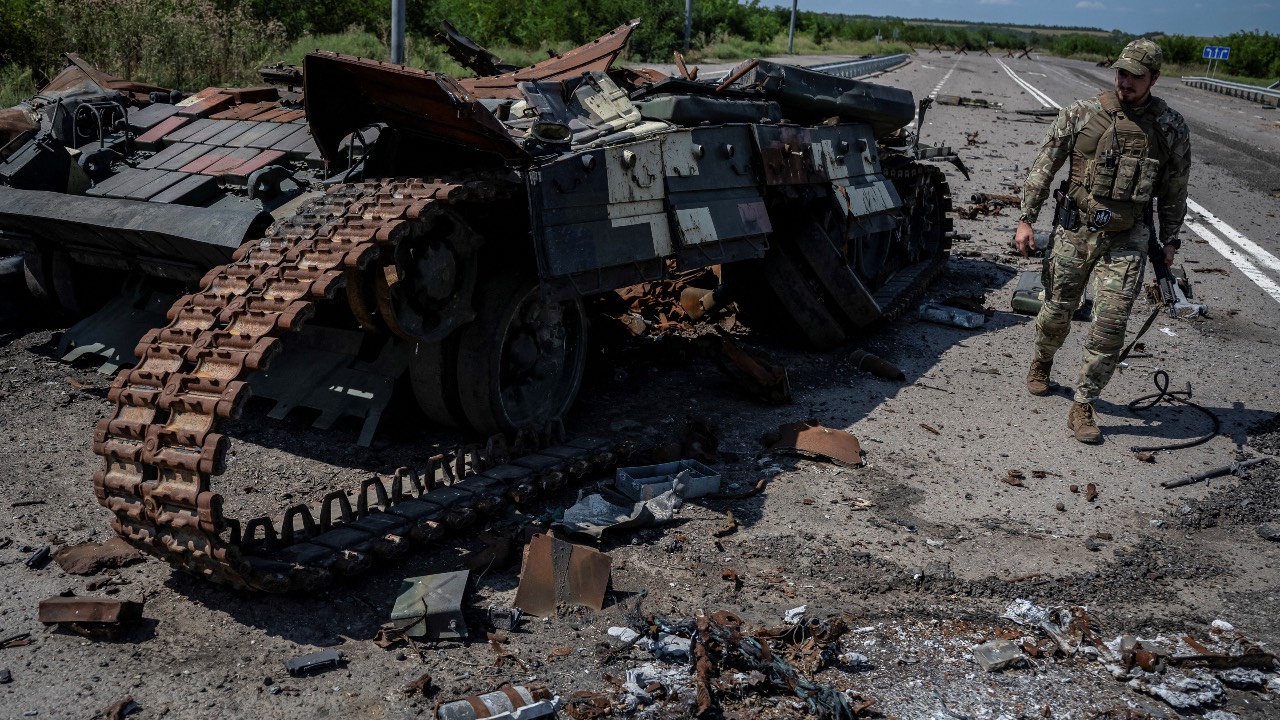 A Ukrainian soldier walks near a destroyed Ukrainian tank near the village of Robotyne, Zaporizhzhia region. /Viacheslav Ratynskyi/Reuters