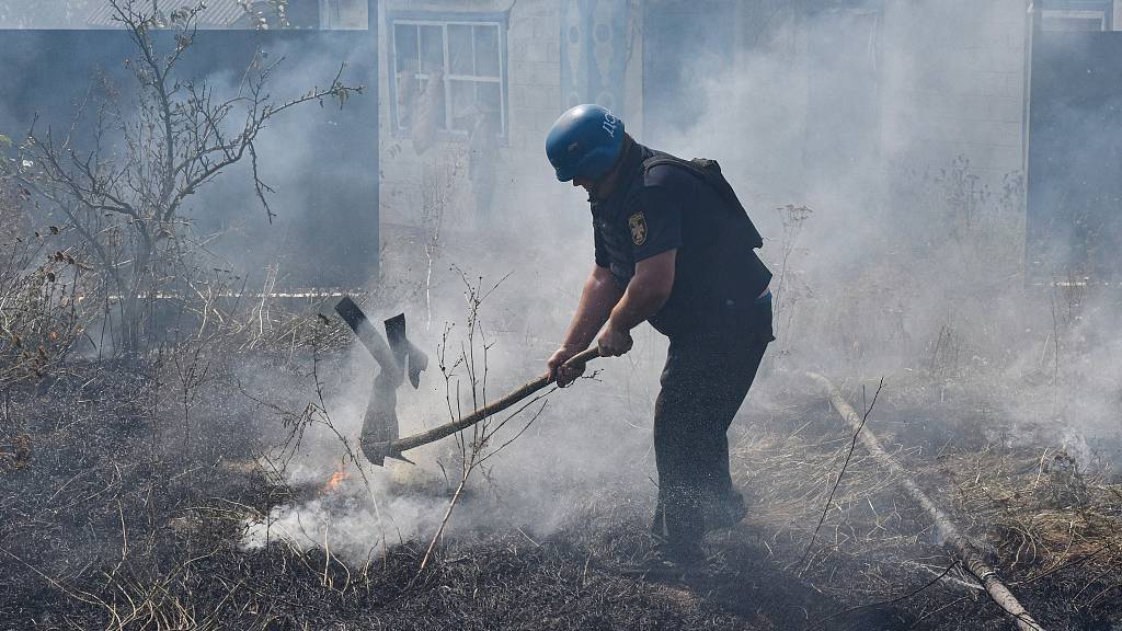 A Ukrainian firefighter puts out the fire after Russian shelling near the Zaporizhzhia frontline which has seen heavy fighting. /Andriy Andriyenko/SOPA Images/Sipa USA/CFP