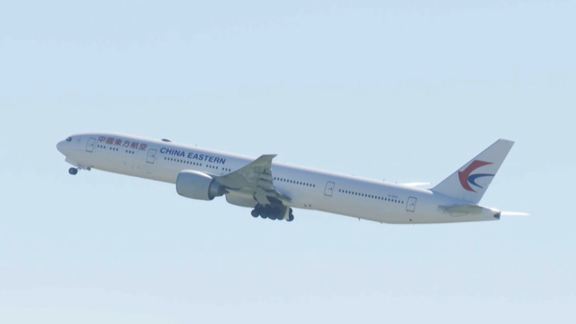 A China Eastern plane takes off from Gatwick. /CGTN