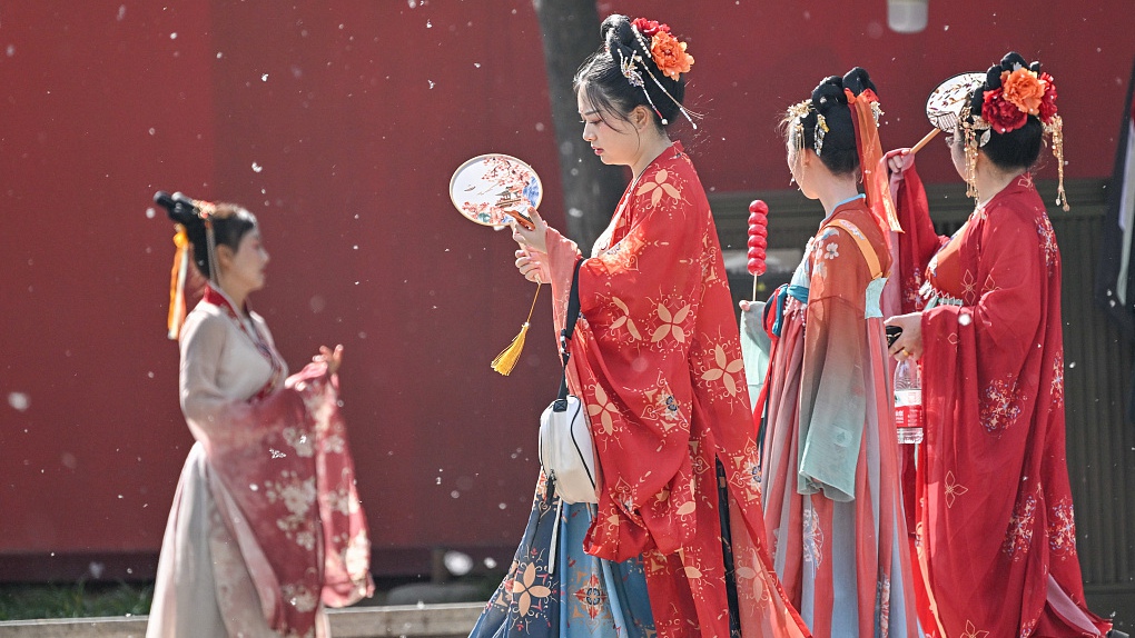 Chinese young women dressed in traditional Chinese clothes Hanfu. /CFP Photo