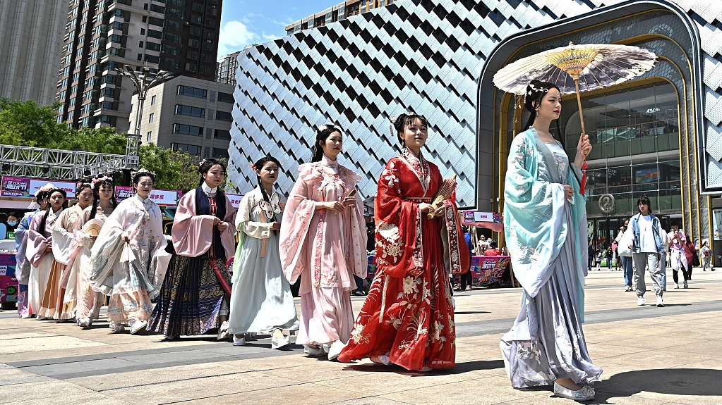 Chinese young women dressed in traditional Chinese clothes Hanfu. /CFP Photo