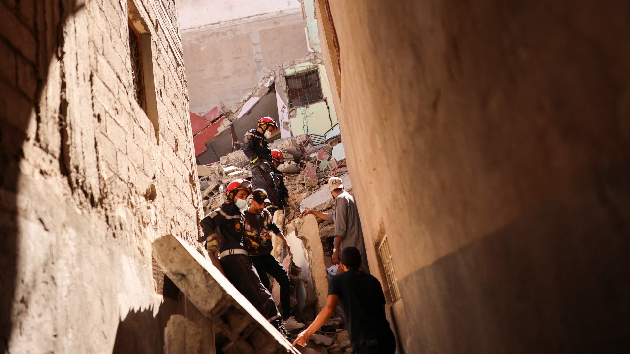 Emergency workers search a destroyed building in Amizmiz. /Nacho Doce/Reuters
