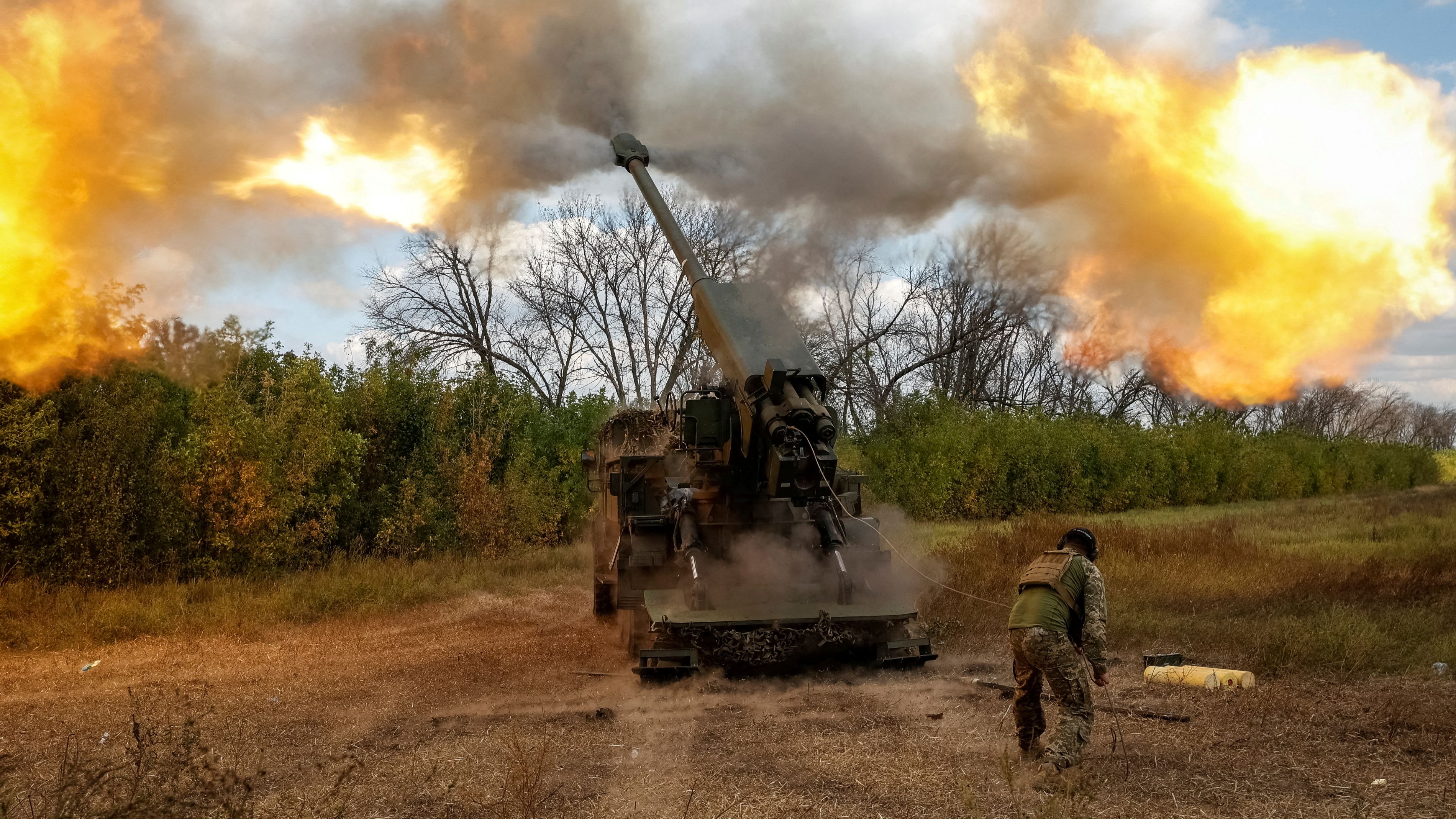 Ukrainian troops fire a 2S22 Bohdana self-propelled howitzer in Donetsk. /Radio Free Europe/Radio Liberty/Serhii Nuzhnenko/Reuters