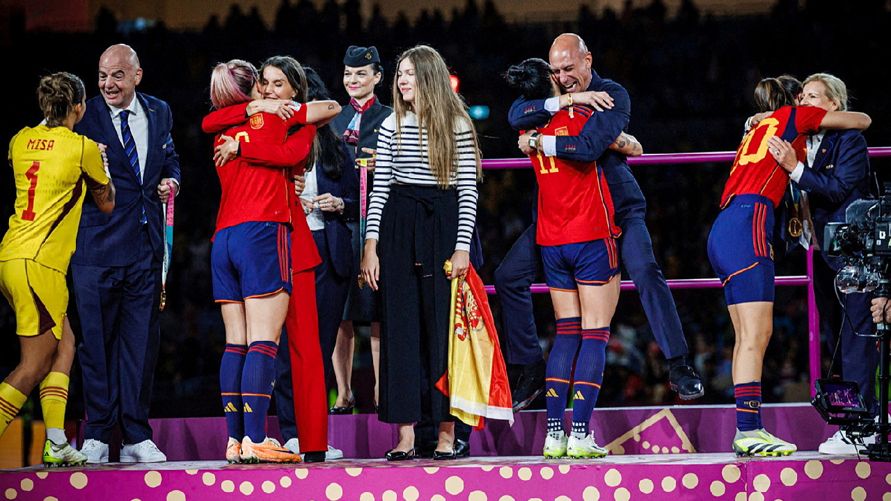 Футболистки поцелуй. Луис Рубиалес. Женская сборная Испании по футболу 2023.