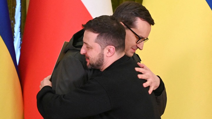 President Zelenskyy and Polish PM Mateusz Morawiecki embrace during a joint news briefing in February. /Viacheslav Ratynskyi/File Photo/Reuters
