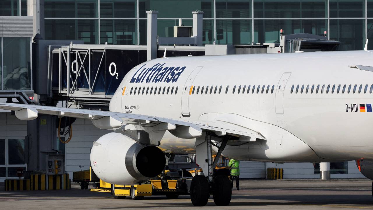 Lufthansa's boss says the airline would need to consume half of Germany's electricity to run its entire fleet on green fuel. /Leonhard Simon/Reuters