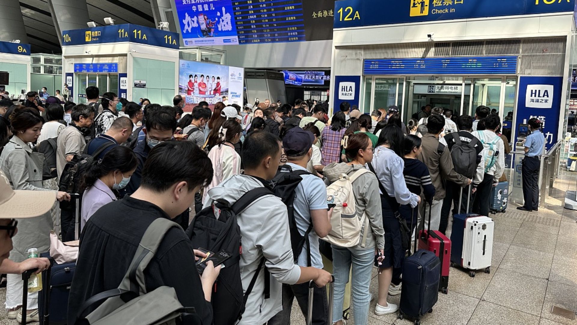 Travellers gather at Beijing South Railway Station ahead of the Golden Week holiday in China, September 28, 2023. / CFP 