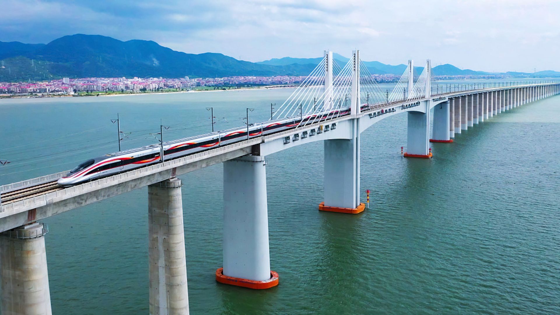 A bullet train makes the first official journey along the Fuzhou-Xiamen-Zhangzhou railway on September 28, 2023. /CFP