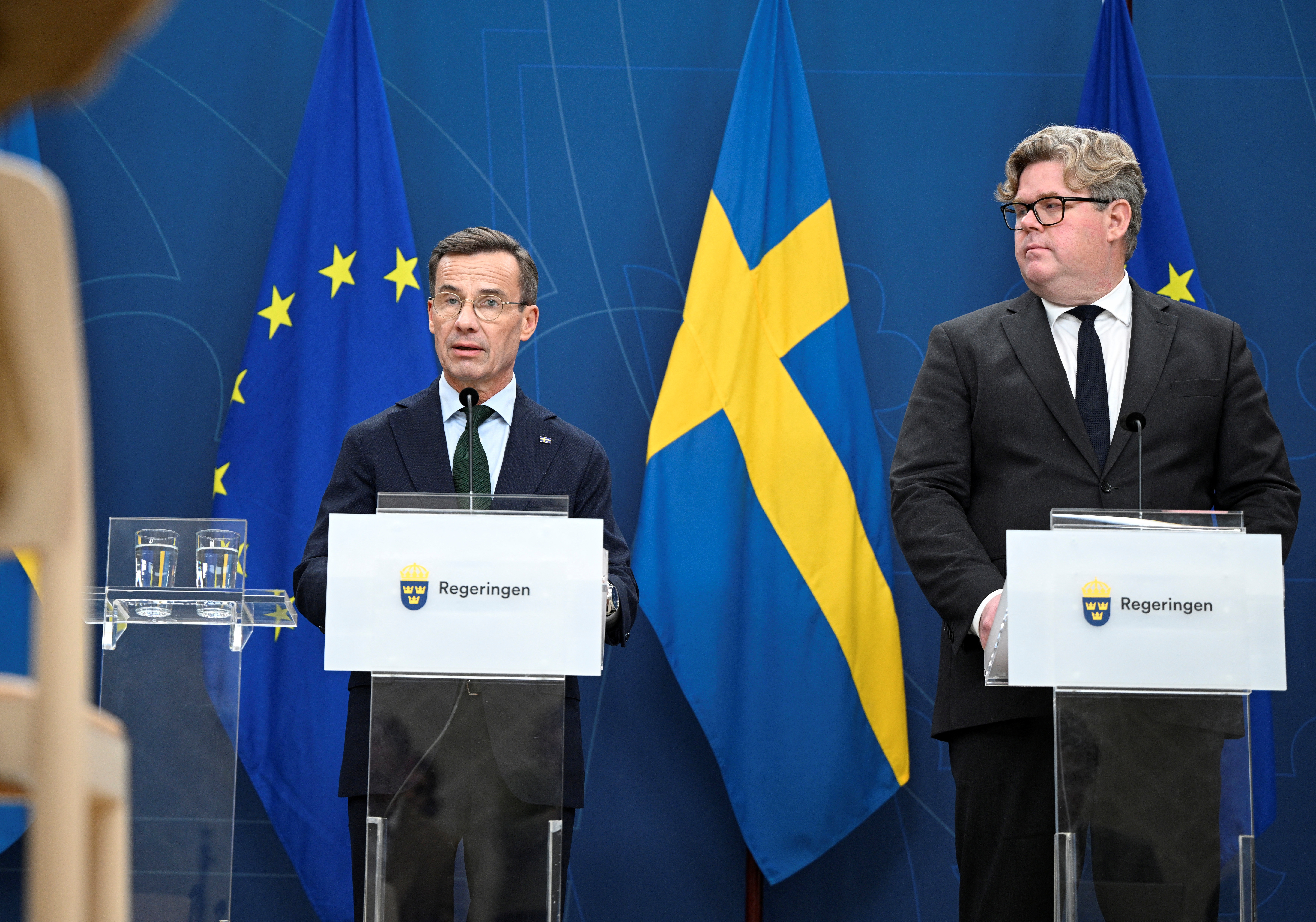 Sweden's Prime Minister Ulf Kristersson (left) has authorized the cooperation of the military and police to combat gang violence. /Anders Wiklund/TT News Agency/Reuters