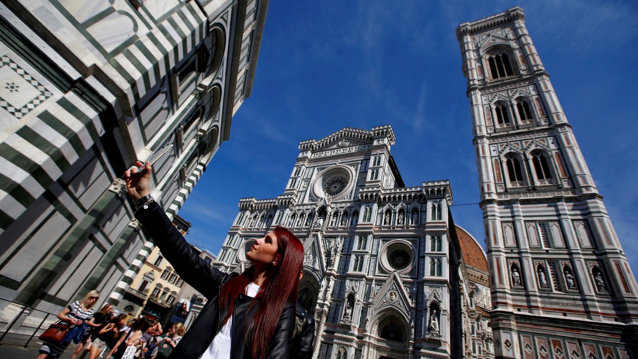 A tourist takes a selfie in Florence, Italy. /Tony Gentile/File Photo/Reuters