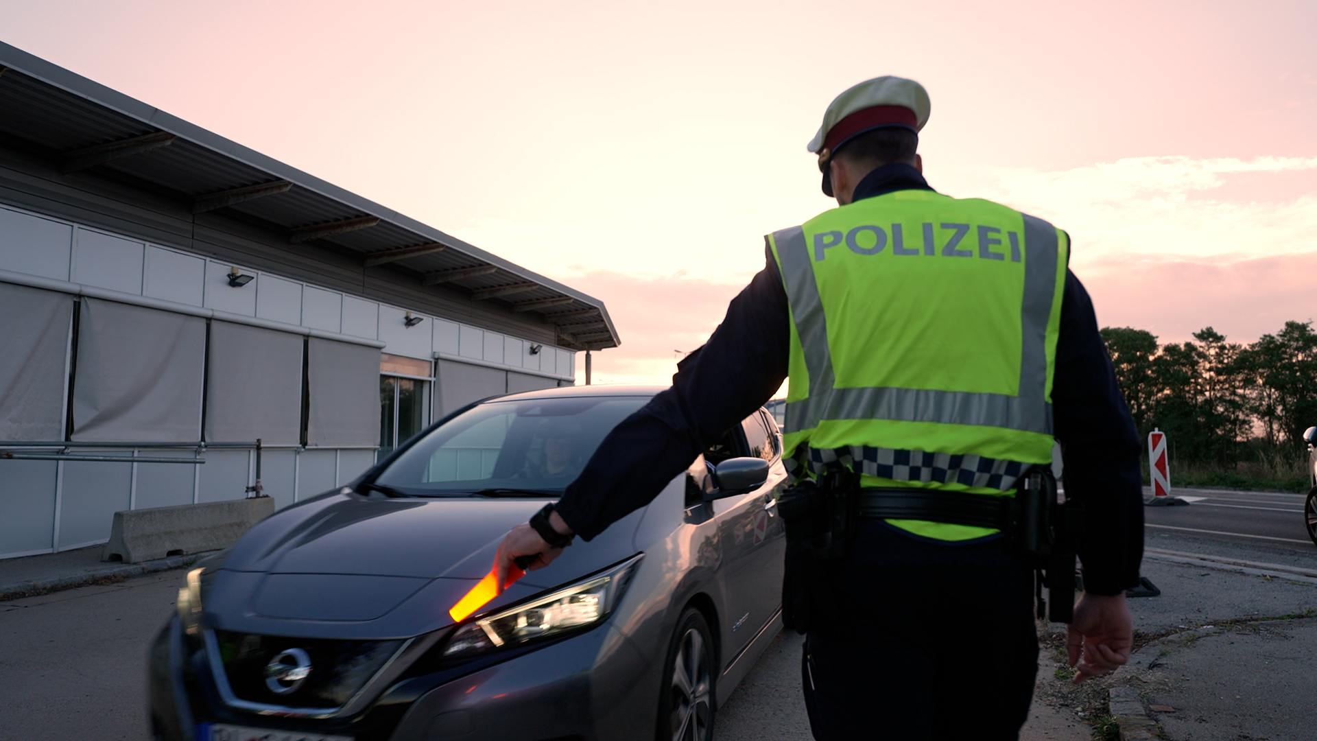 Austria's police allowed some commuters to cross the Slovakian border without thorough checks during rush hour. /CGTN/Dworschak