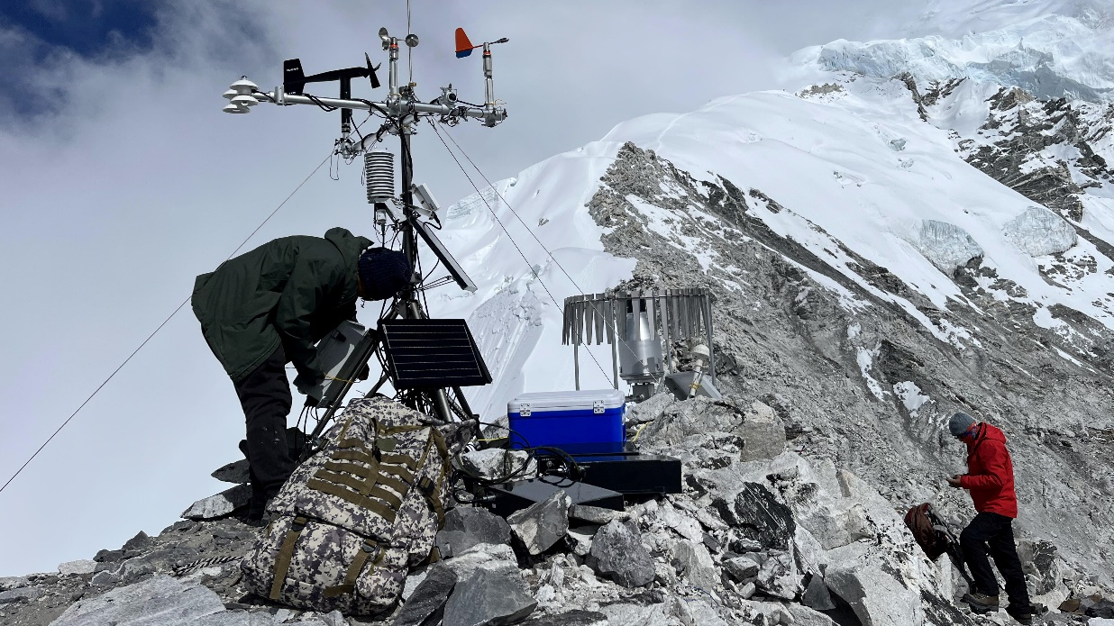 The Chinese expedition team sets up an automatic weather station on Mount Cho Oyu. /CMG