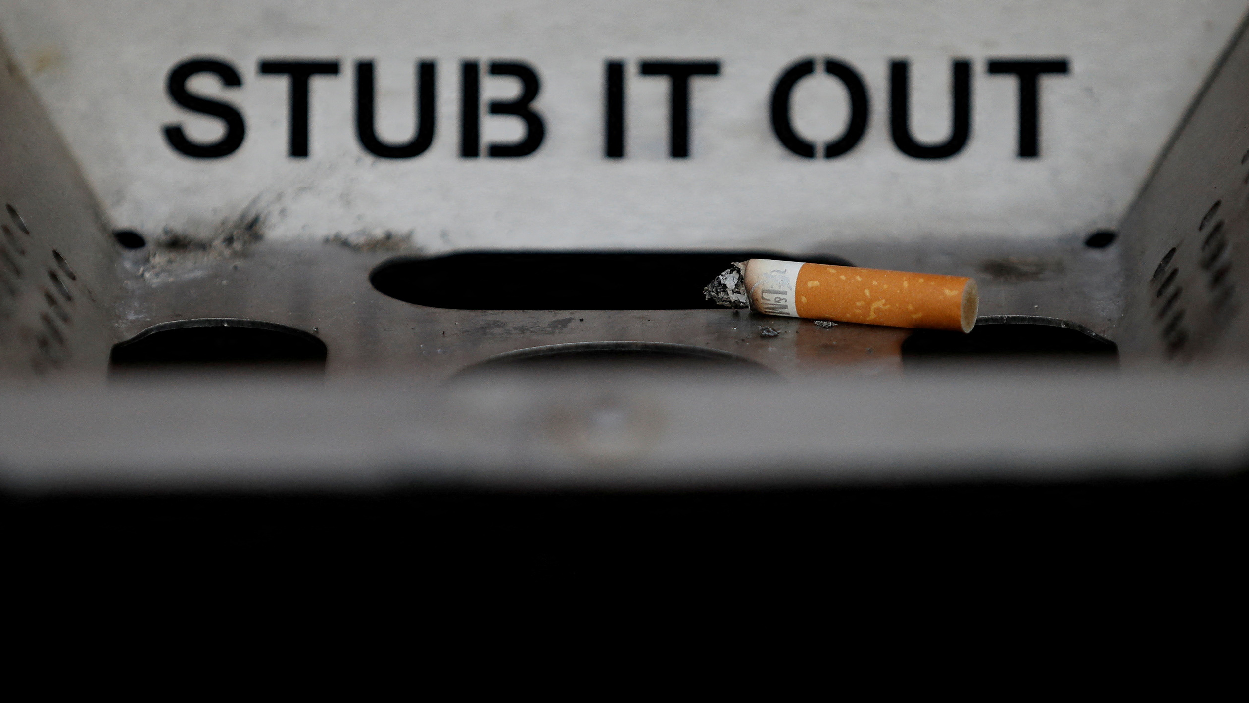 More countries are fighting to reduce smoking./ Phil Noble/Reuters