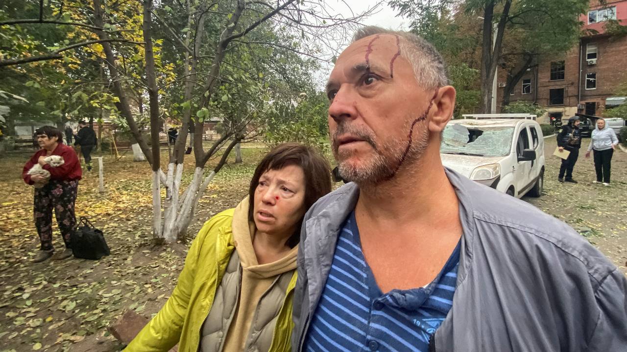 Injured local residents look at an apartment building where 10-year-old boy Tymofii Bychko was killed by a Russian missile strike in Kharkiv. /Vitalii Hnidyi/Reuters
