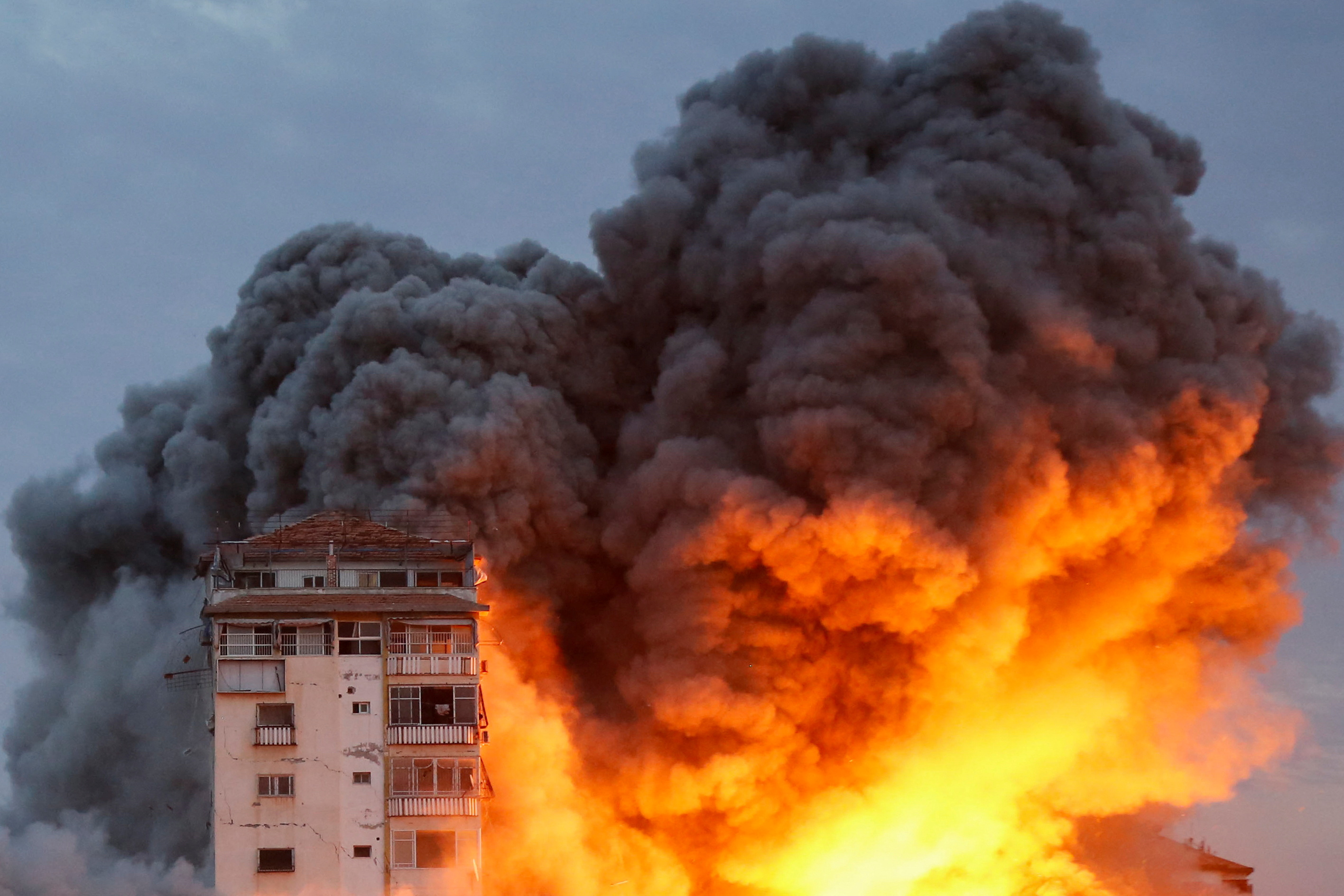 Smoke and flames billow after Israeli forces struck a high-rise tower in Gaza City. /Ashraf Amra/ Reuters