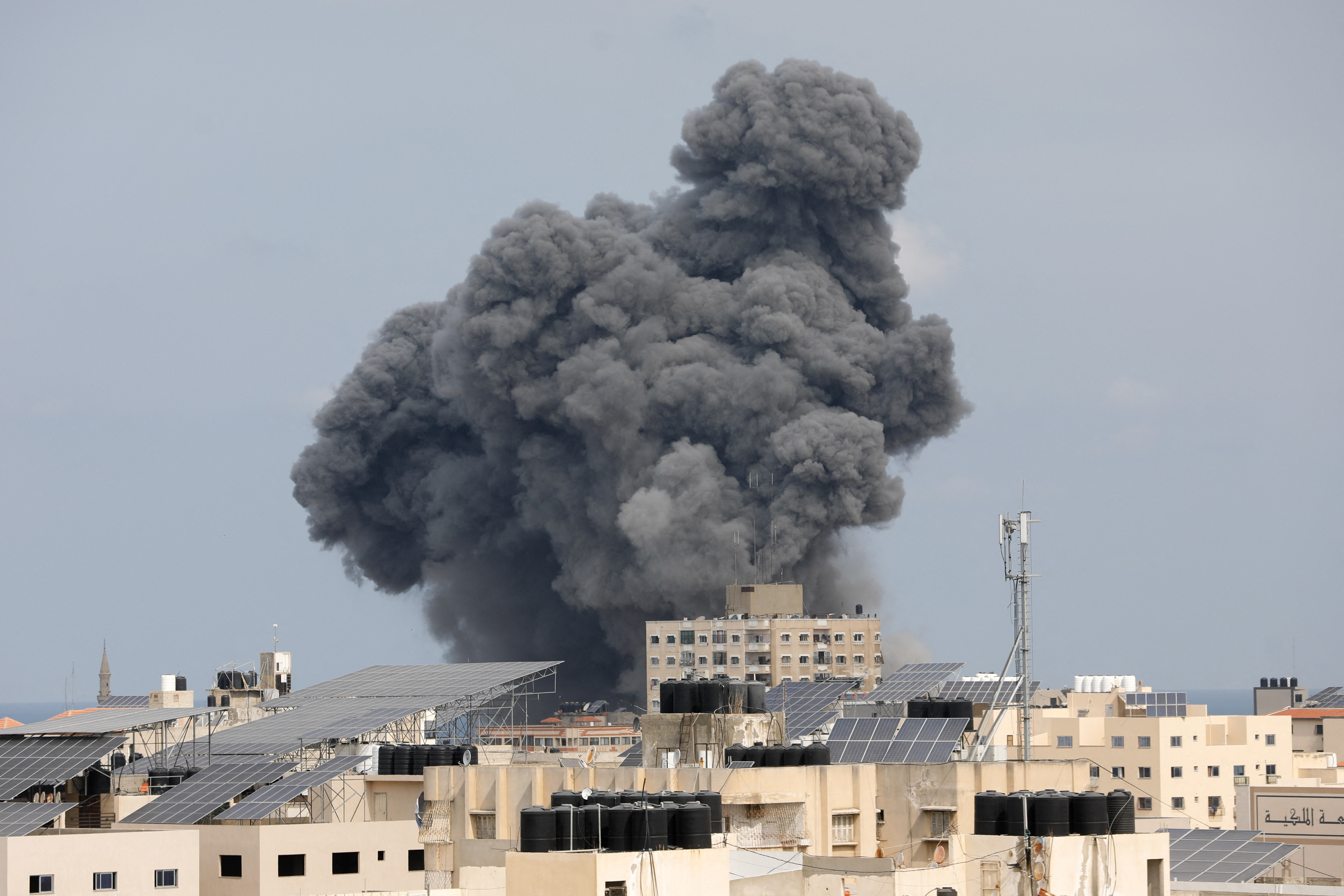 Smoke rises following Israeli strikes in Gaza. /Saleh Salem/Reuters