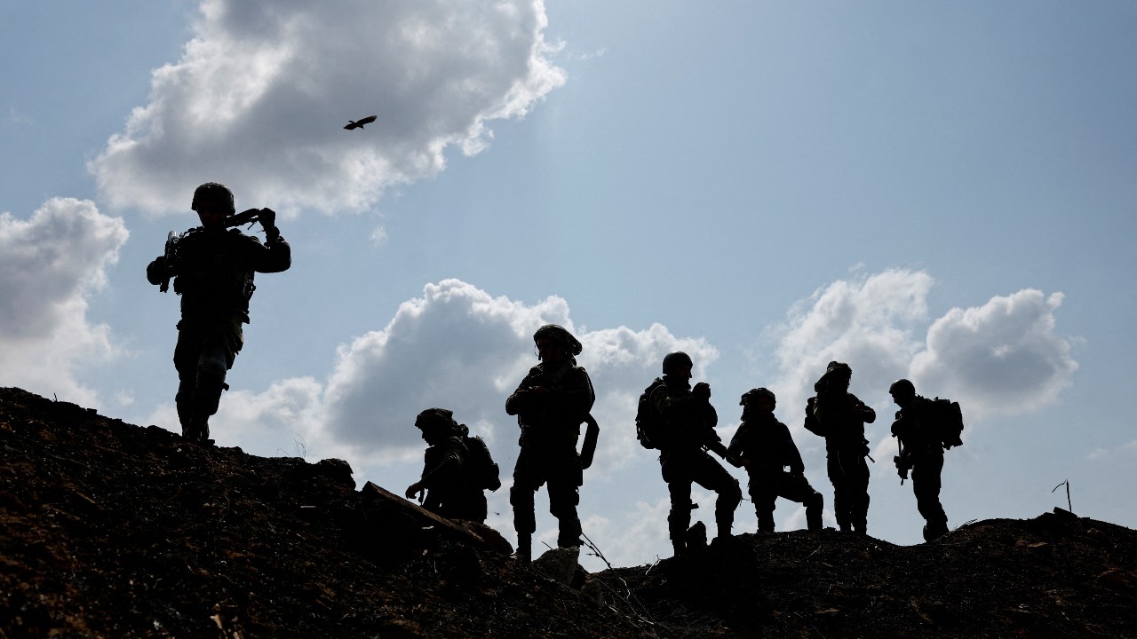 Israeli soldiers gather after the alert of an apparent security incident, in Ashkelon, southern Israel. /Amir Cohen/Reuters