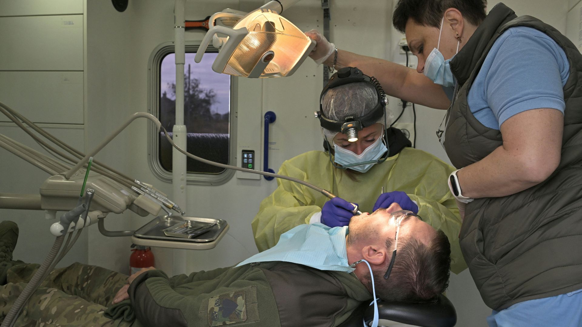Gengive e pistole: i dentisti ucraini affrontano il fuoco in prima linea per curare i soldati