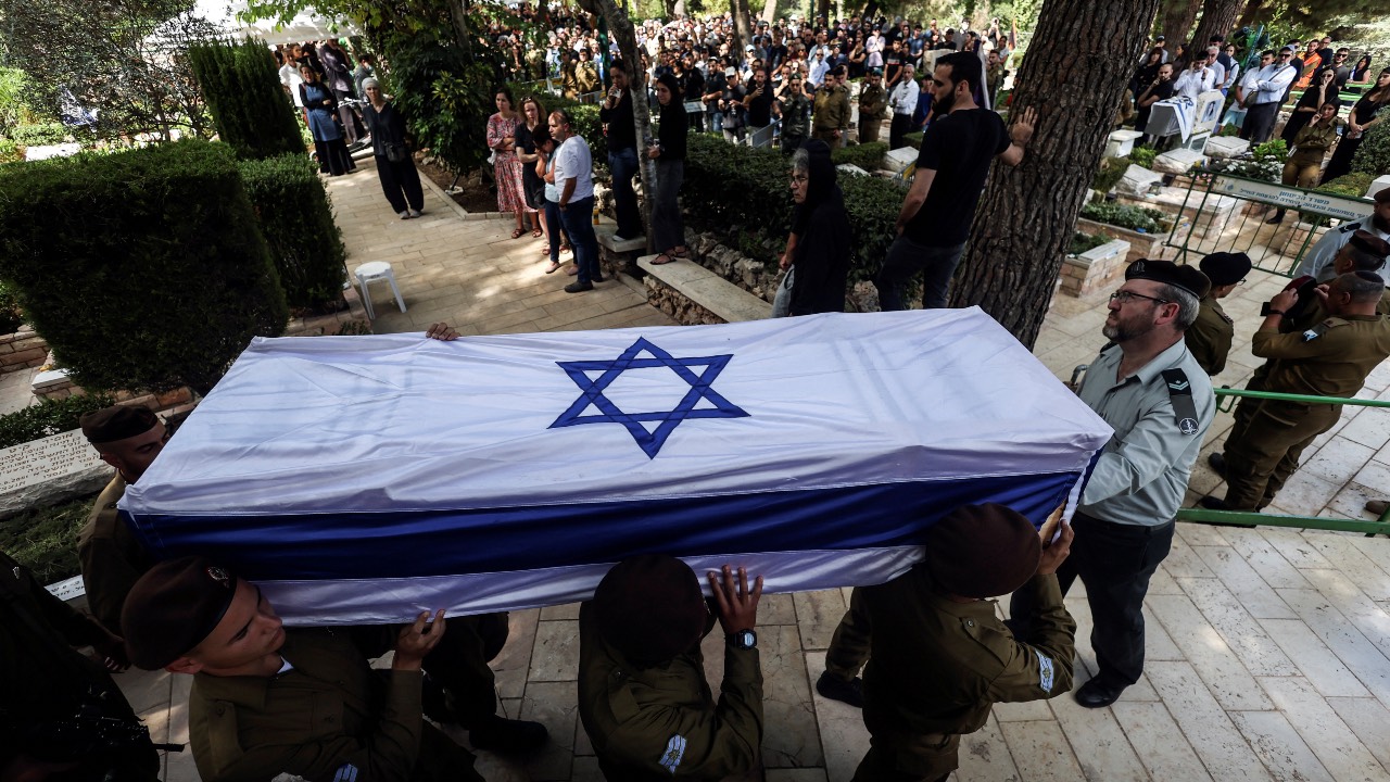 Soldiers carry the coffin of Adi Zur, a soldier who was slain in the assault on Israel by Hamas gunmen from the Gaza Strip. /Ronen Zvulun/Reuters