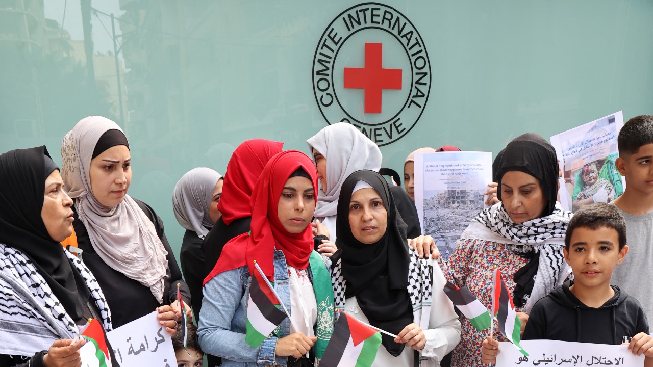 Palestinians gather for a vigil outside the offices of the International Committee of the Red Cross in Beirut. /Anwar Amro/AFP