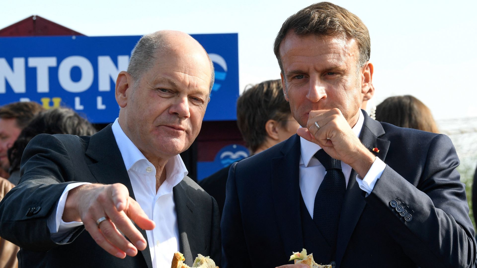 Scholz and Macron eat traditional fish roll sandwiches in Hamburg. /Fabian Bimmer/Pool/Reuters