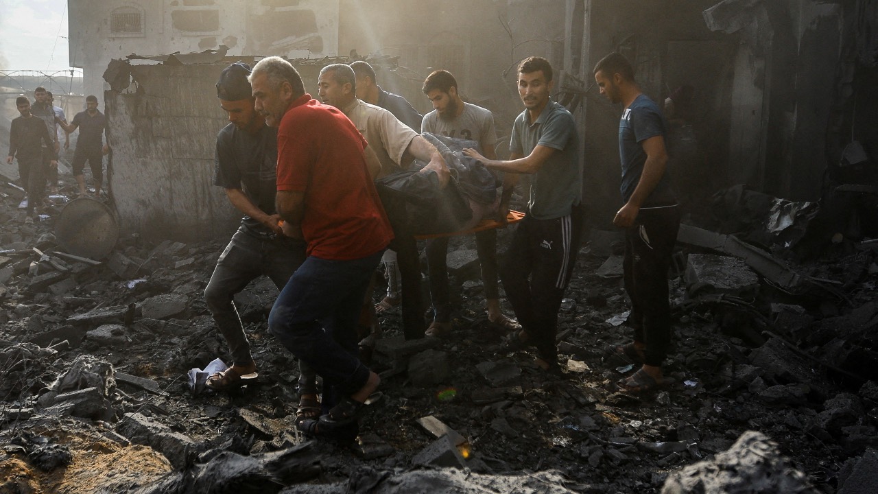 Palestinians carry a casualty in the aftermath of Israeli strikes, in Khan Younis in southern Gaza Strip. /Ibraheem Abu Mustafa/Reuters