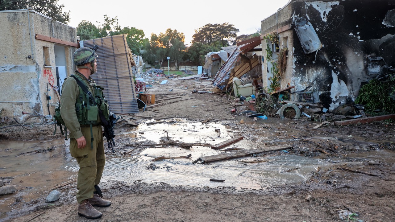 Israeli troops search the scene of a Hamas attack in the Israeli kibbutz of Kfar Aza on the border with the Gaza Strip. /Gil Cohen-Magen/AFP