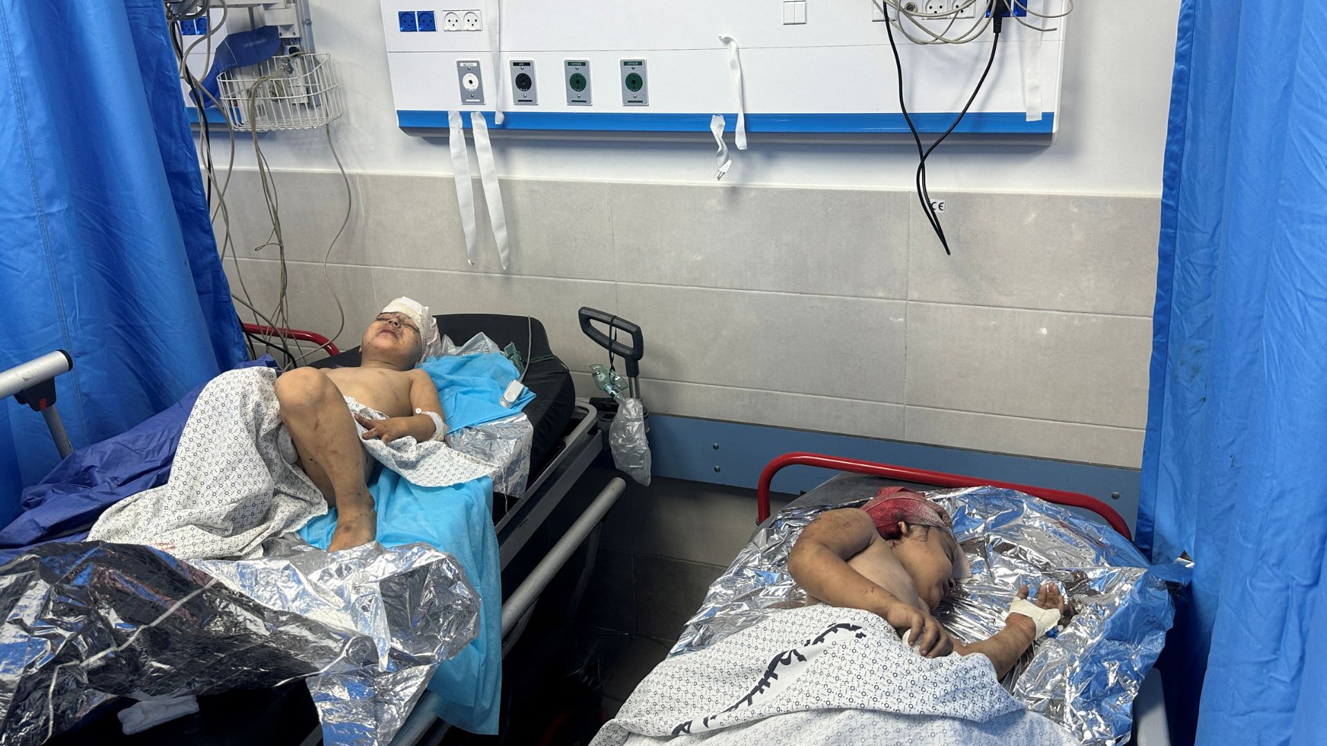 Palestinian children wounded in Israeli strikes receive treatment in a hospital in Gaza city. /Mohammed Salem/Reuters