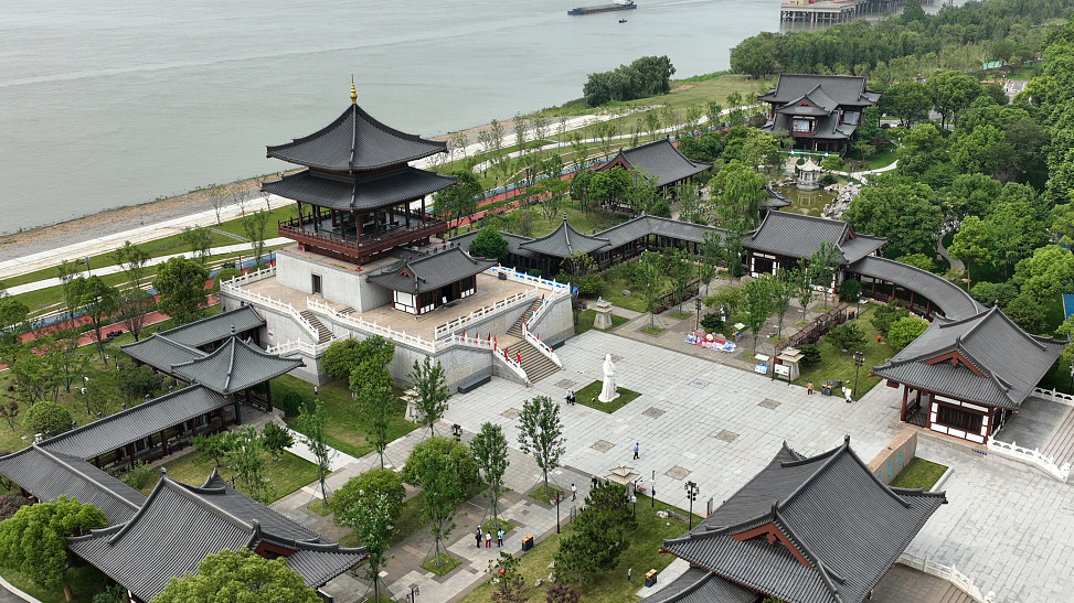 The Pipa Pavilion and the Jiujiang Yangtze River dual-use bridge at the Yangtze National Cultural Park. /CFP