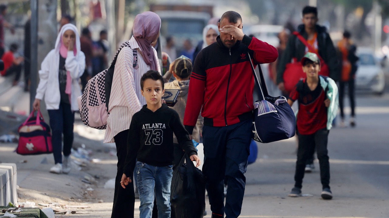 Palestinians flee to safer areas in Gaza City after Israeli air strikes. /Mohammed Abed/AFP