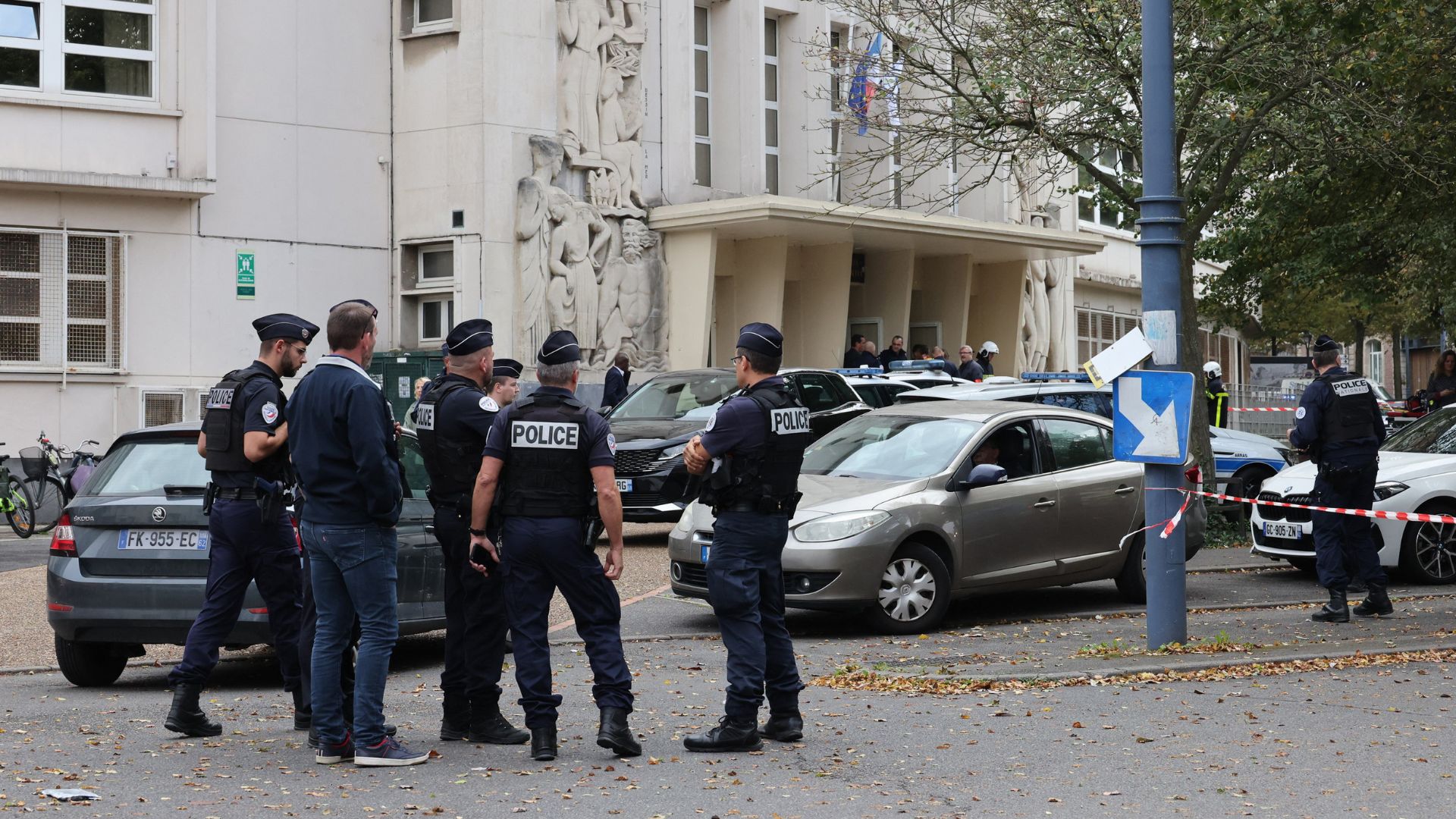 French police officers stand in front of the Gambetta high school in Arras. /Denis Charlet/AFP