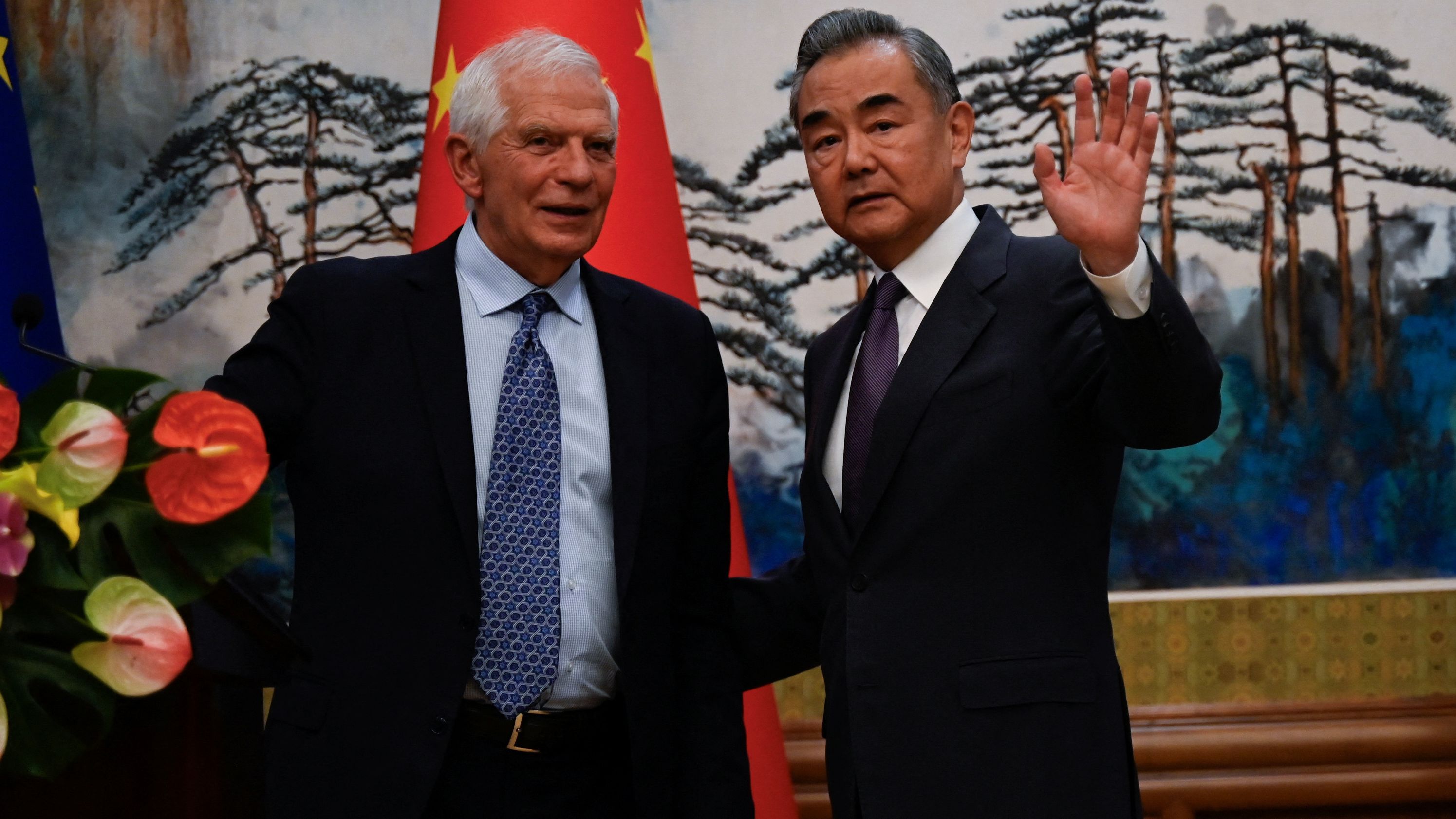 Josep Borrell and Wang Yi in Beijing on Friday./ Pedro Pardo/Reuters