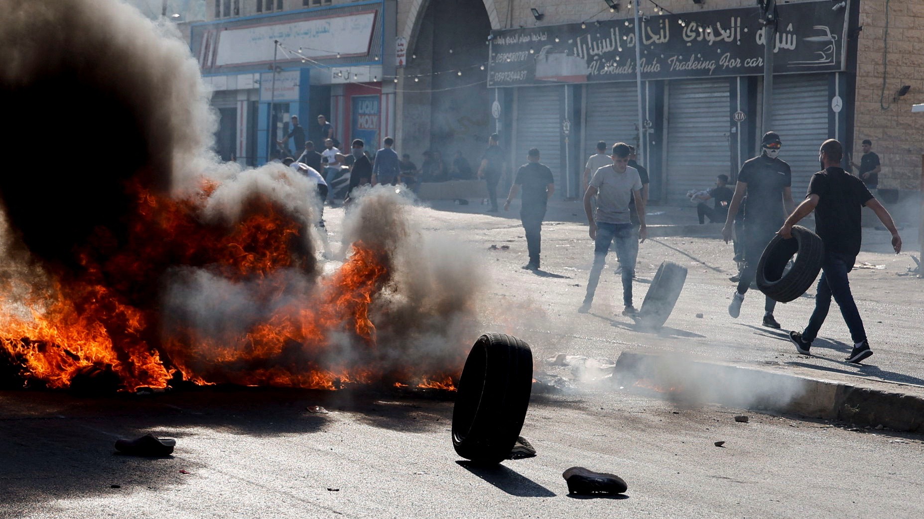Palestinians protest following Israeli strikes on Gaza, in Nablus, in the Israeli-occupied West Bank. /Raneen Sawafta/Reuters